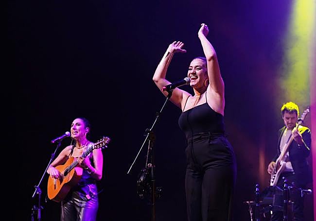 La Chispa al micrófono y la jefa Marta a la guitarra.