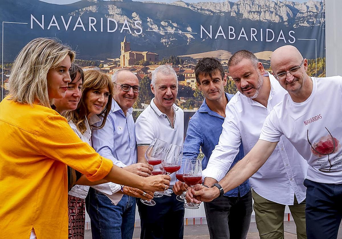 Las diversas autoridades brindan con el primer mosto de las uvas de Rioja Alavesa en Navaridas.