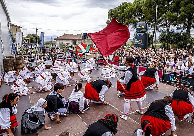 Grupos de dantzas de Laguardia, vestidas de blanco, y Navaridas actúan en la fiesta.