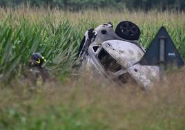 El avión se convirtió en una bola de fuego y arrolló al vehículo, que quedó volcado y calcinado.