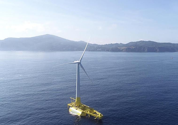 El molino produce ya electricidad a casi 4 kilómetros de distancia de la costa de Armintza.