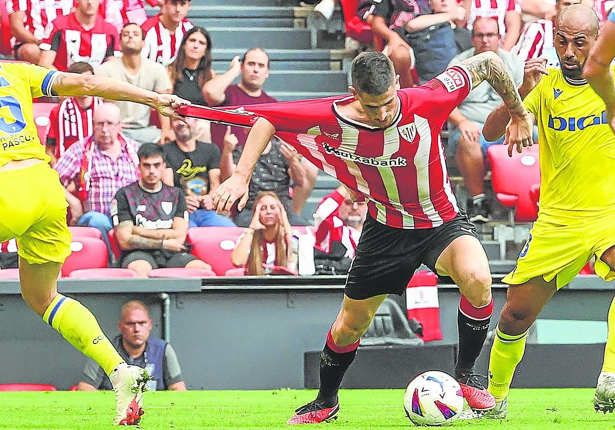 Duelo. Sancet, que envió dos balones al larguero, disputa un balón con Fali y otro defensor.