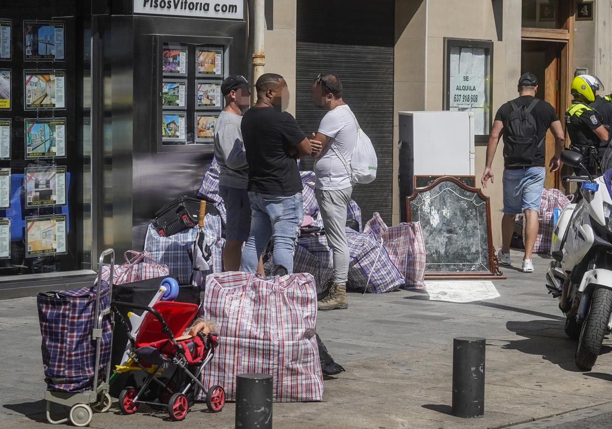 Tres familias fueron desahuciadas de la calle Prado, en Vitoria, la pasada semana.