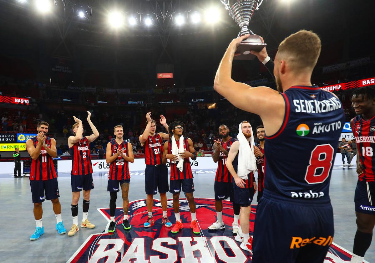 El Baskonia sobrevive con un 19% en triples y levanta ante el Derthona otro Trofeo Diputación