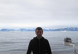 El oceanógrafo Jan Lukas Menzel, licenciado en Ciencias del Mar, posa en la expedición realizada a Groenlandia.