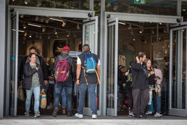 Clientes en la entrada de un comercio de Bilbao