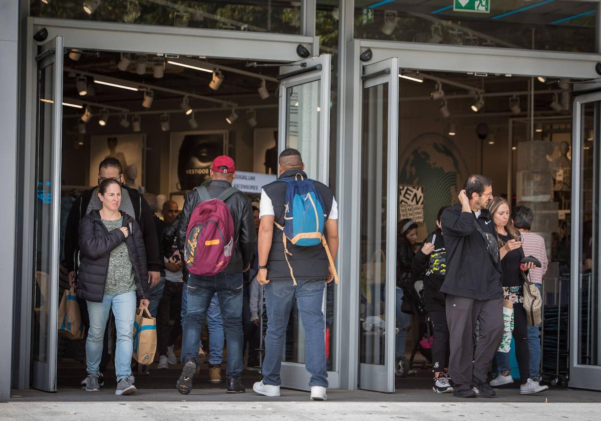 Clientes en la entrada de un comercio de Bilbao