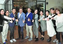 Julio López (cuarto por izquiera) y Germán Torrado (quinto) junto al resto del equipo de Eqidata en Shanghái.