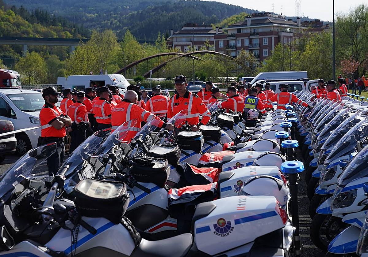Agentes de la Ertzaintza en la Vuelta Ciclista al Pais Vasco el pasado mes de abril.