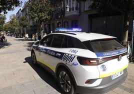 Un coche patrulla de la Policía Local circula por el centro de Vitoria.