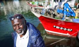 Moussa Thior en una fotografía tomada en el puerto de Ondarroa.