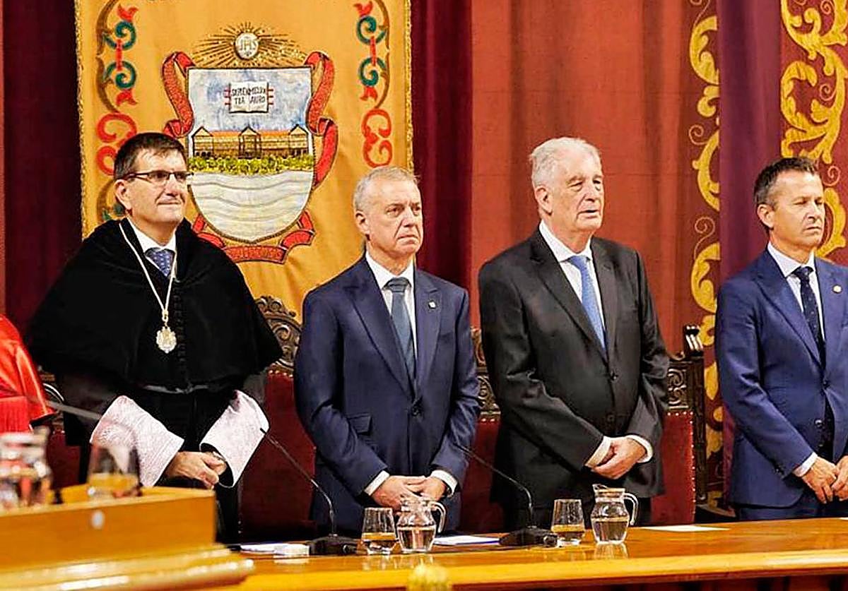 El acto ha estado presidido por el rector, Juan José Etxeberria, y el lehendakari, Iñigo Urkullu.