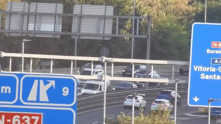 Importantes retenciones en Erandio sentido Getxo tras el choque de dos vehículos