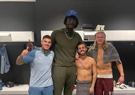 La foto viral de los futbolistas del Manchester City en el vestuario