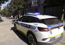 Una patrulla de la Policía Local vigila el centro de Vitoria.