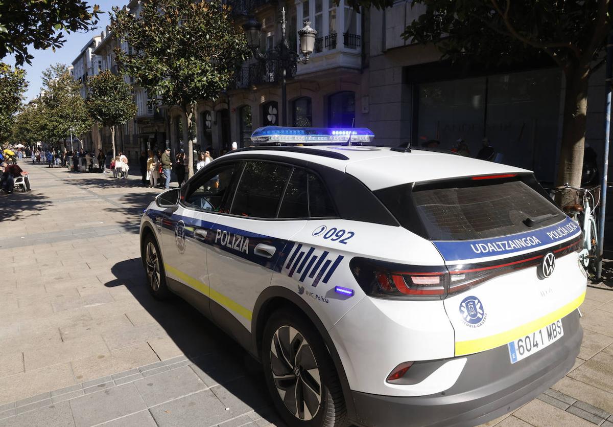 Una patrulla de la Policía Local vigila el centro de Vitoria.