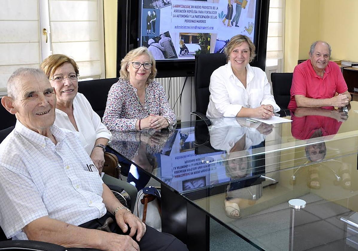 La edil de Servicios Sociales, Marijose Blanco, presenta el proyecto junto a representantes de la asociación Repélega.