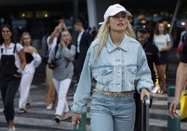 Misa Rodríguez y Oihane Hernández, el martes en dirección al aeropuerto.