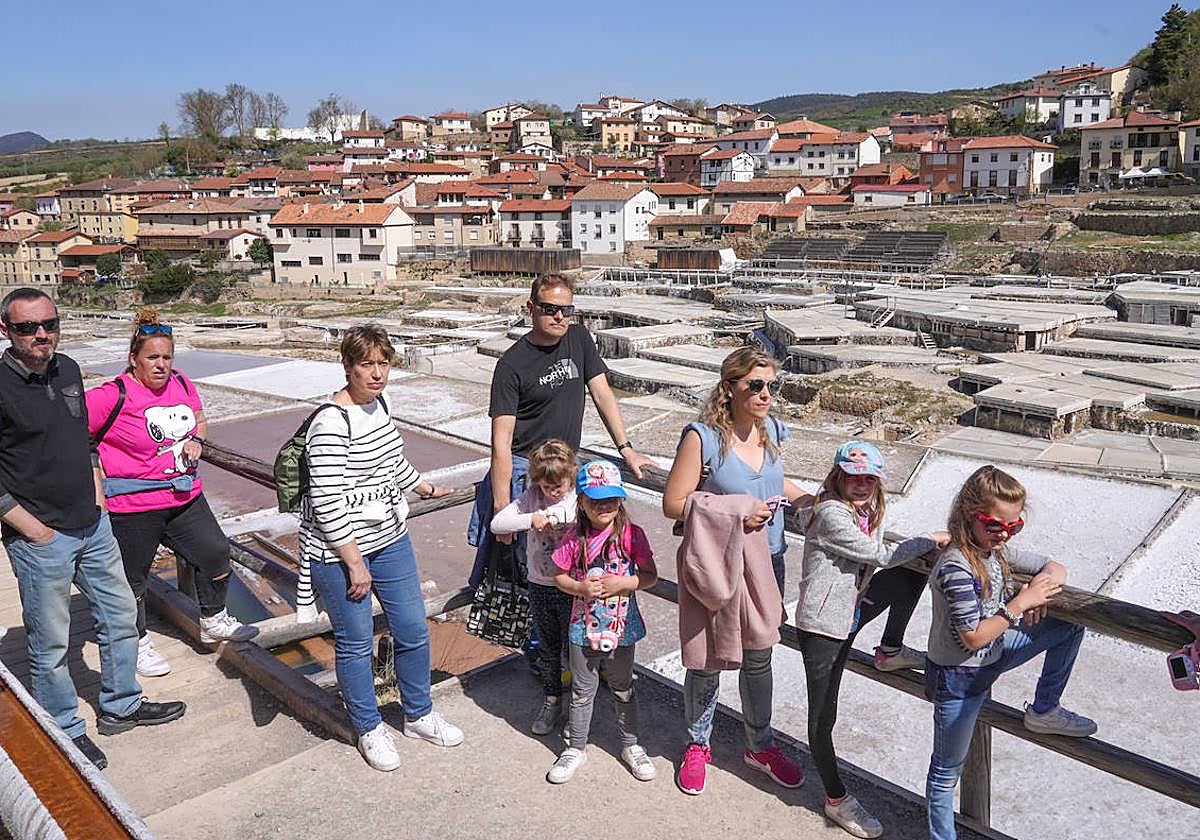 Un grupo de turistas realiza una visita guiada al Valle Salado.