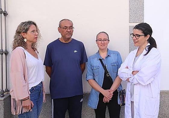Padres de menores afectadas por el trucaje de fotografías posan ayer en Almendralejo para este periódico.