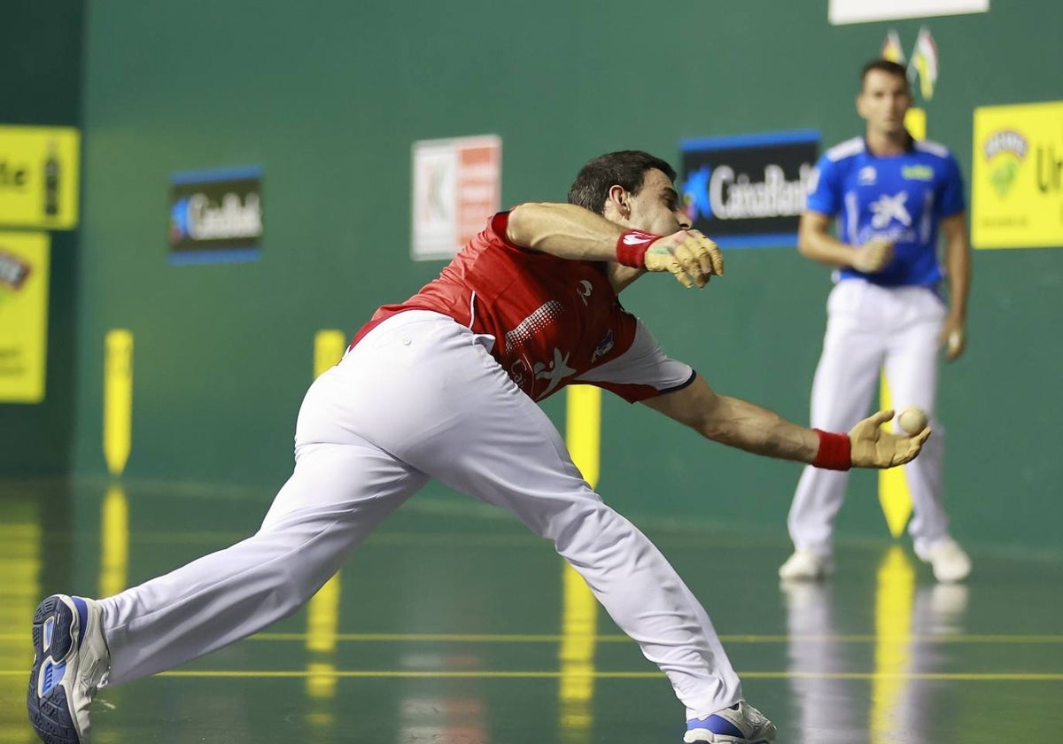 Altuna III trata de devolver una pelota con la izquierda desde el ancho del frontón Adarraga.