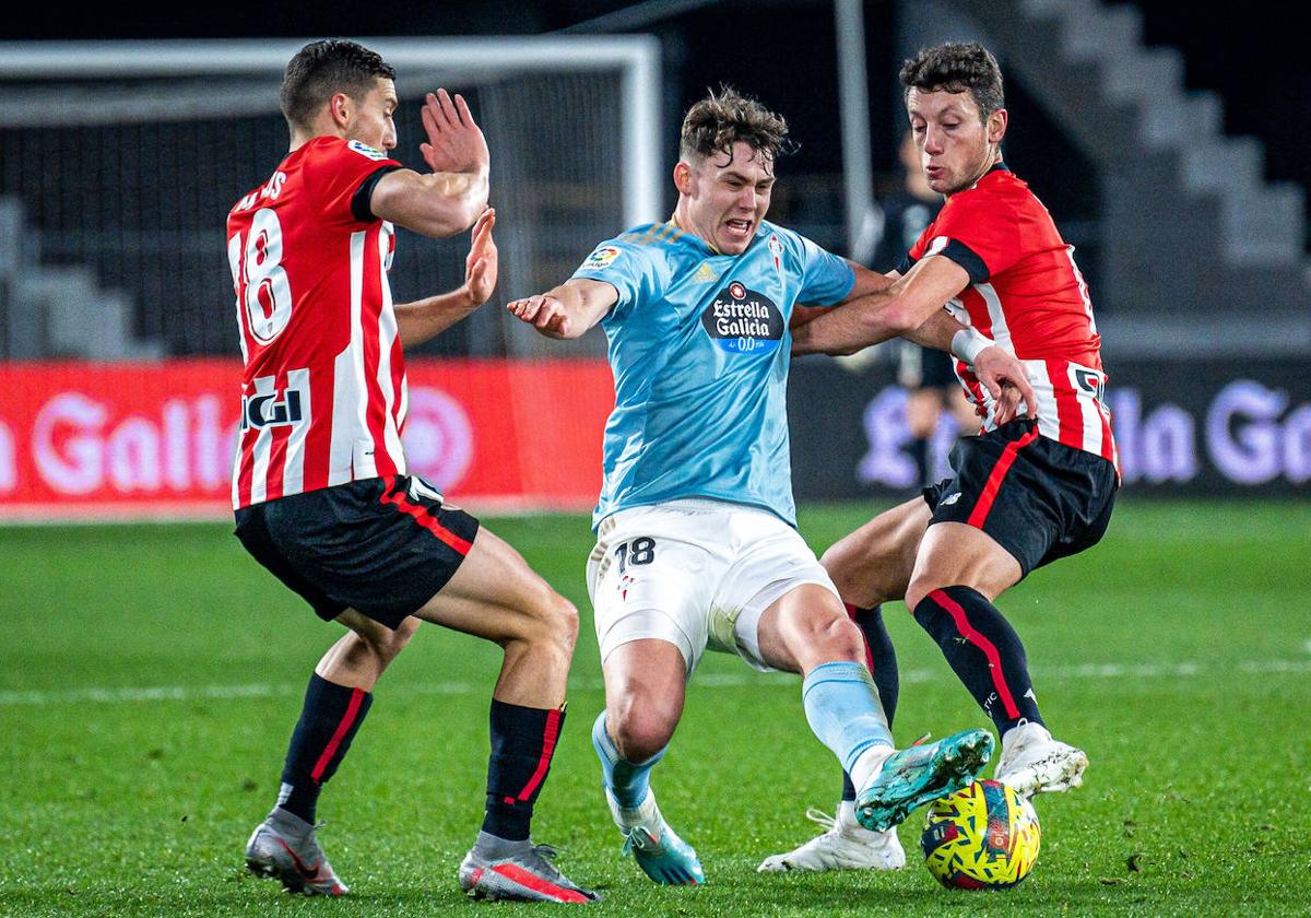 De Marcos y Vesga, en un partido reciente del Athletic.