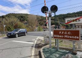 El paso a nivel de Pobes es un obstáculo para la circulación peatonal y de coches.