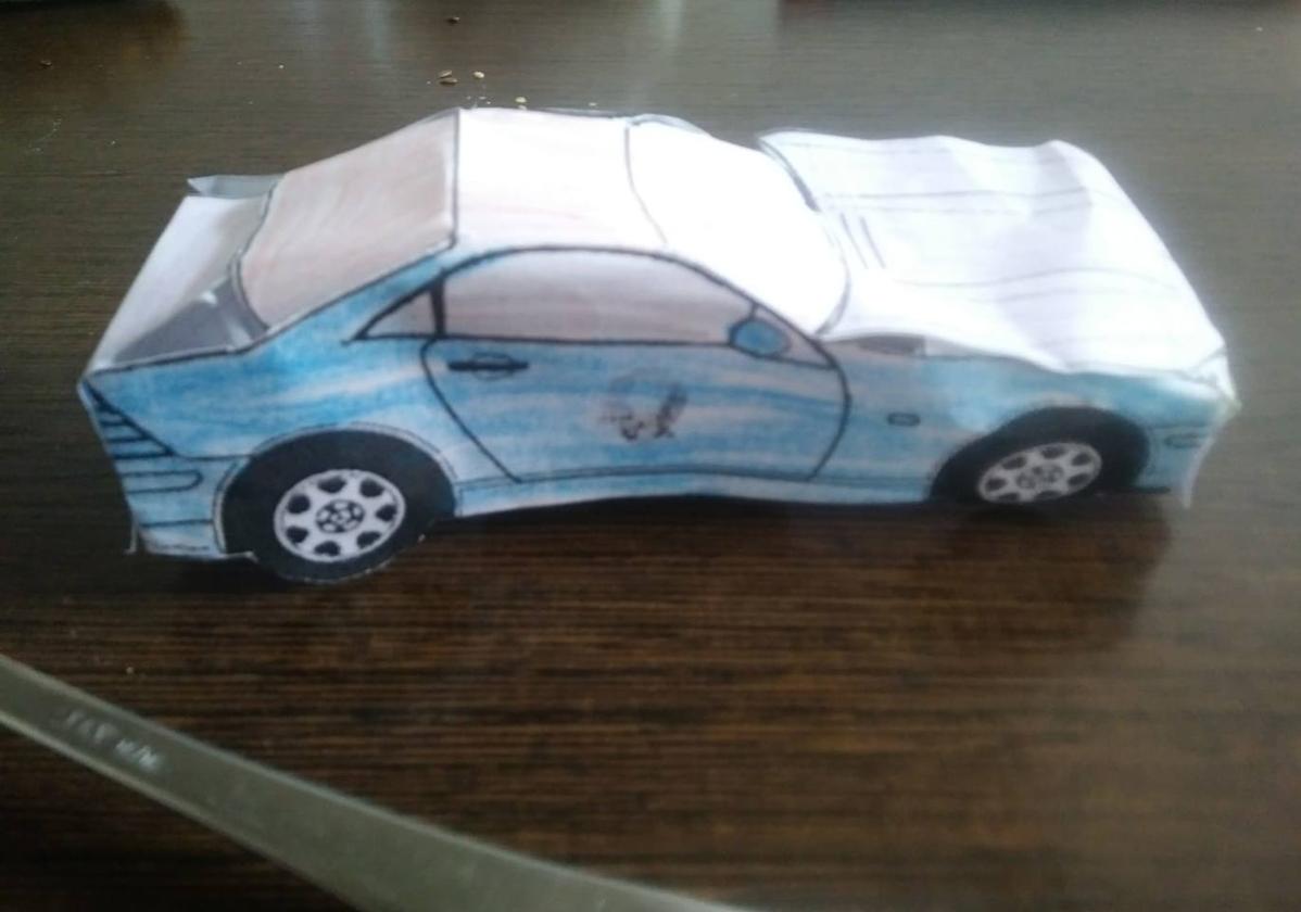 El coche de papel que han montado y pintado los alumnos.