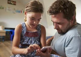 Crea espacios para guiar y conversar con tus hijos sobre consumo digital