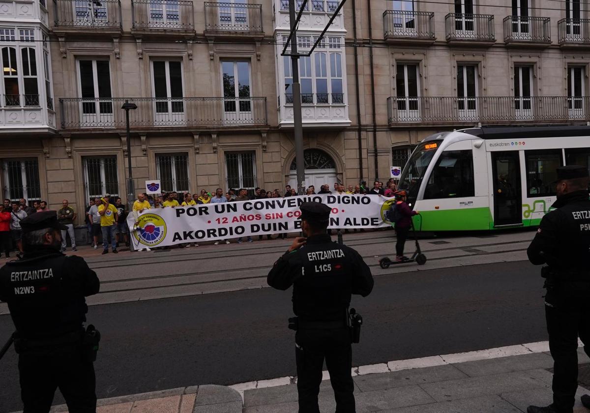 El tranvía, que supuestamente estaba cortado entre las paradas de Angulema y Sancho el Sabio, ha circulado esta mañana frente al Parlamento.