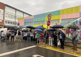 Las familias de los escolares de Rivabellosa reclaman cuidadoras en los taxis que transportan a sus hijos a diario.