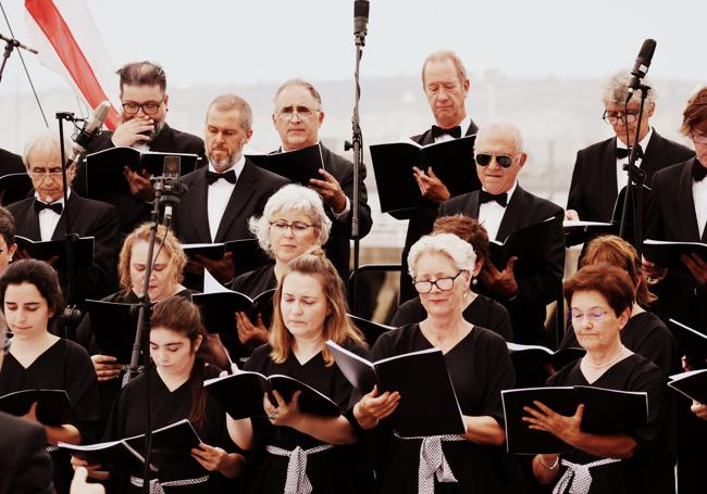 La Sociedad Coral de Bilbao, que interpretará temas como 'Dry your tears Africa', de John Williams, o 'Lau teilatu', de Itoiz, y se juntará con los coros Zozoak de Getxo y Salazar Abesbatzak de Portugalete el domingo en el acto de inauguración.