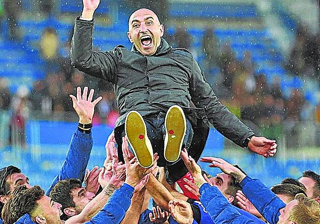 12 de mayo de 1978. Alavés 3-Athletic 1. Fin de curso en casa y manteo a Abelardo.