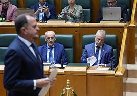 Carlos Iturgaiz (PP) se dirige a la tribuna en presencia del lehendakari, Iñigo Urkullu, este viernes en el Parlamento vasco.