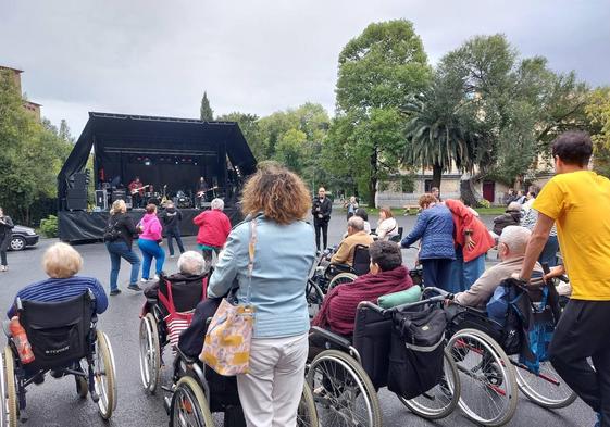 Tres grupos de rock amenizaron la tarde a residentes y familiares del centro, en un concierto al que también acudieron jóvenes de Barakaldo.