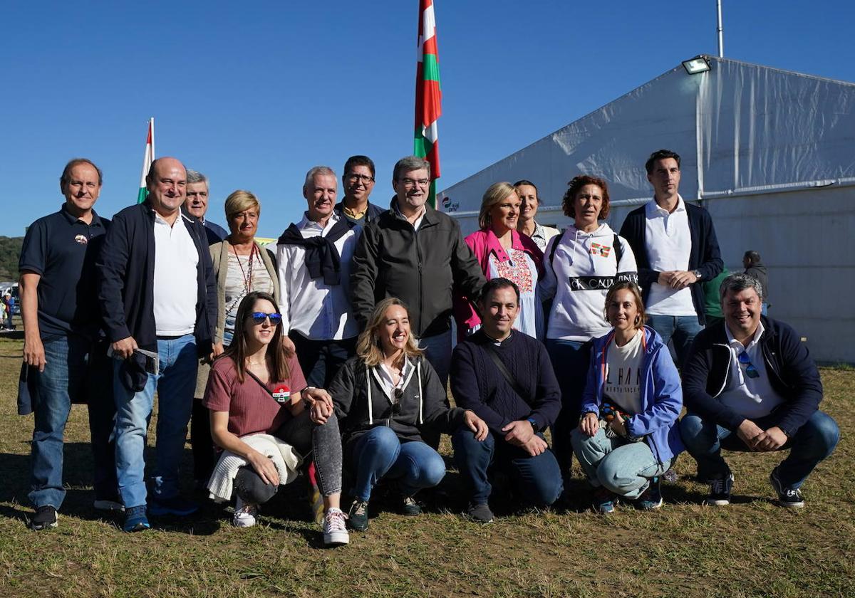 Foto de familia en las campas de Foronda.