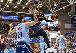 Howard, en una soberbia penetración en el debut ante el Breogán.