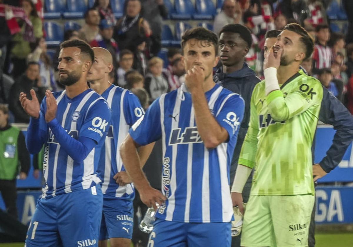 Abde, Guevara y Sivera, en primer plano, aplauden a la grada cariacontecidos tras la derrota en el derbi.