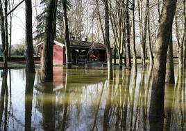 El entorno de las piscinas de Gamarra se vio muy afectado por las inundaciones.