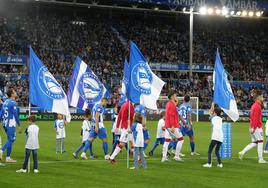 Salida al campo de los jugadores del Alavés y el Athletic el viernes.