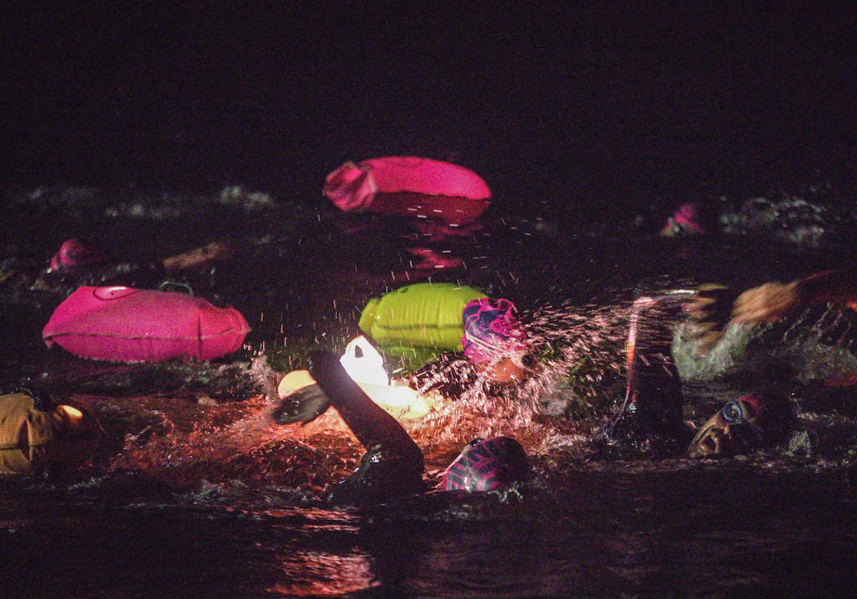 Los nadadores portaban pequeñas luces para orientarse en las aguas.