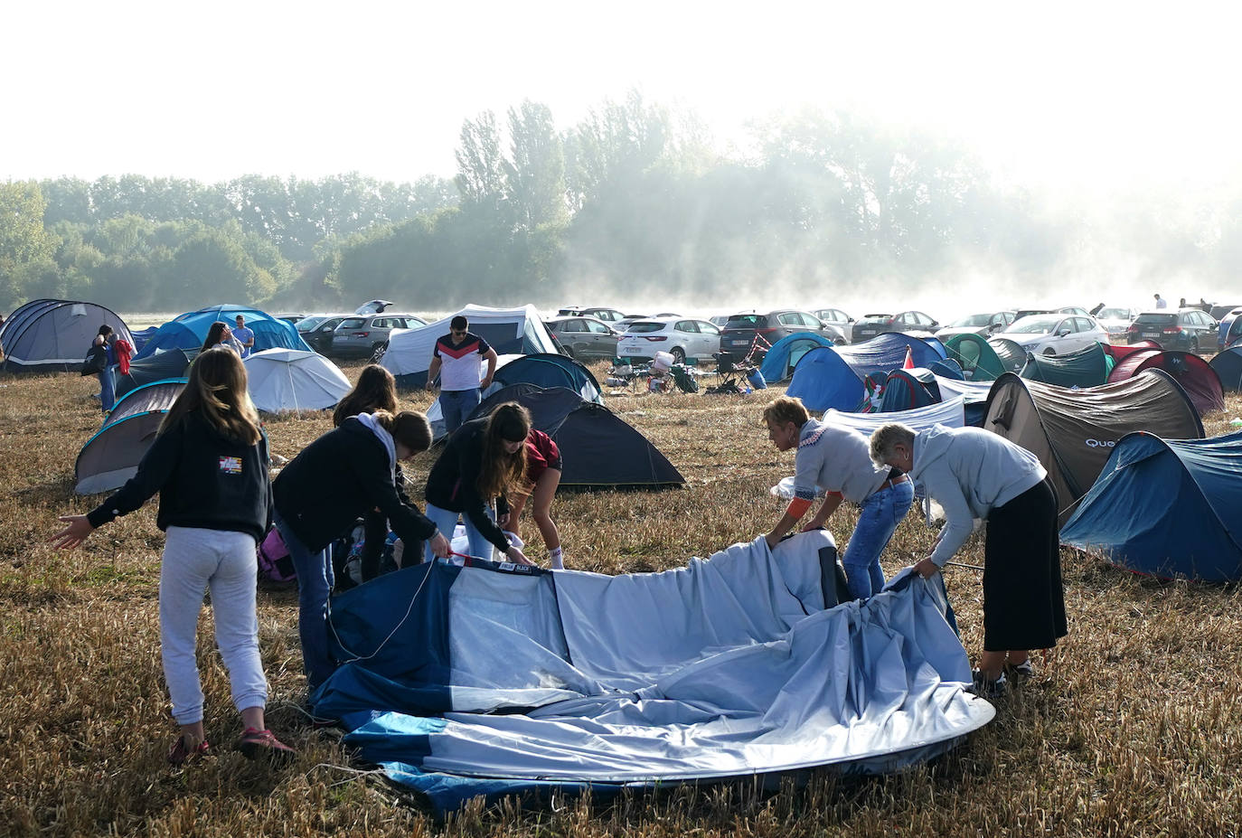 Varios asistentes optaron por llevar tiendas de campaña para pasar la noche