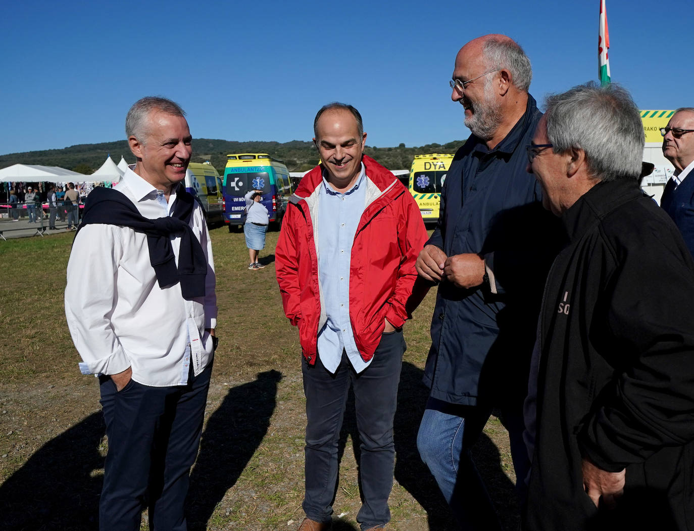 Urkullu compartiendo impresiones con varios asistentes