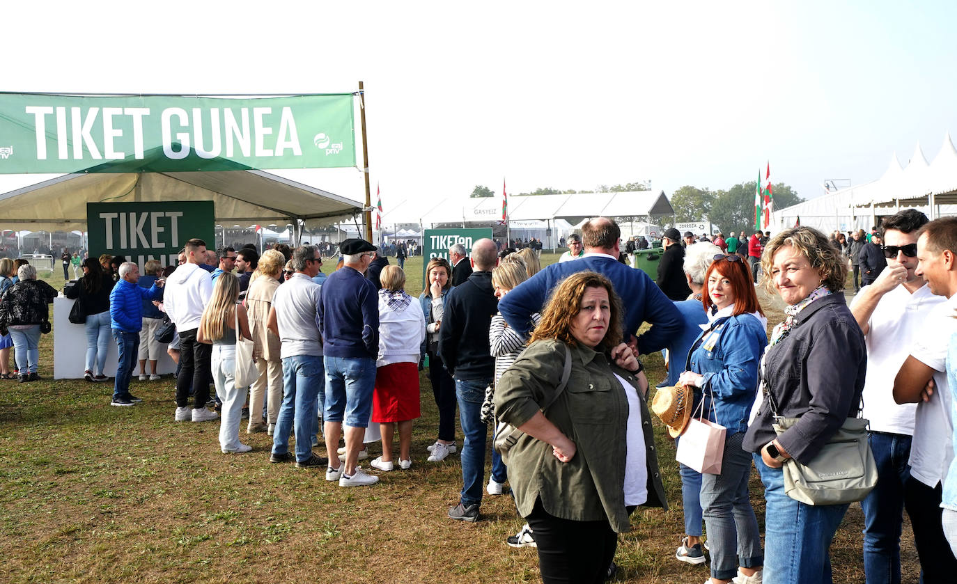 Asistentes a primera hora a la espera de los tickets para poder consumir