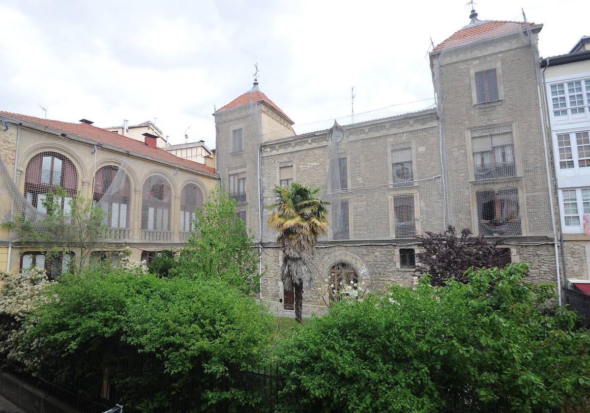 El palacio Álava-Esquível tiene colocada una malla protectora ante posibles desprendimientos.