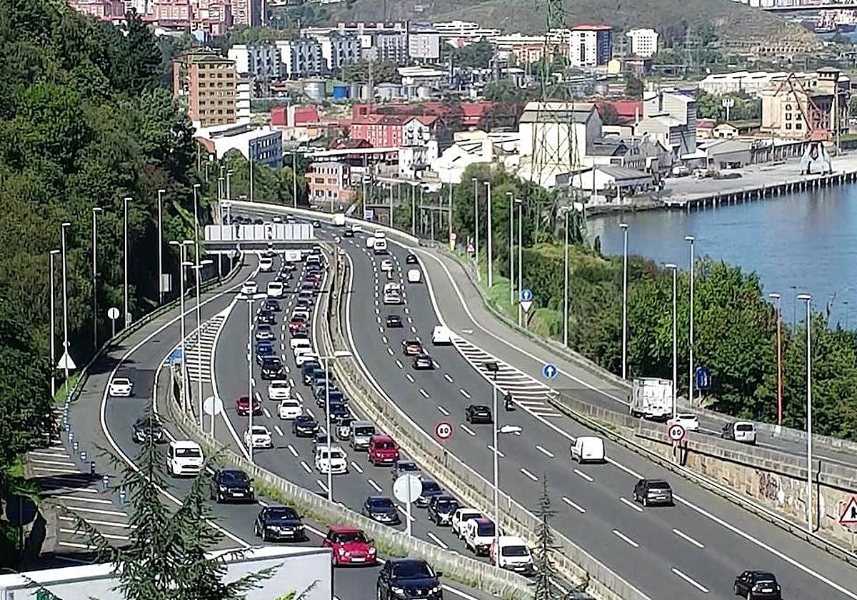 La avería de un vehículo provoca importantes retenciones en la A-8 en Bilbao
