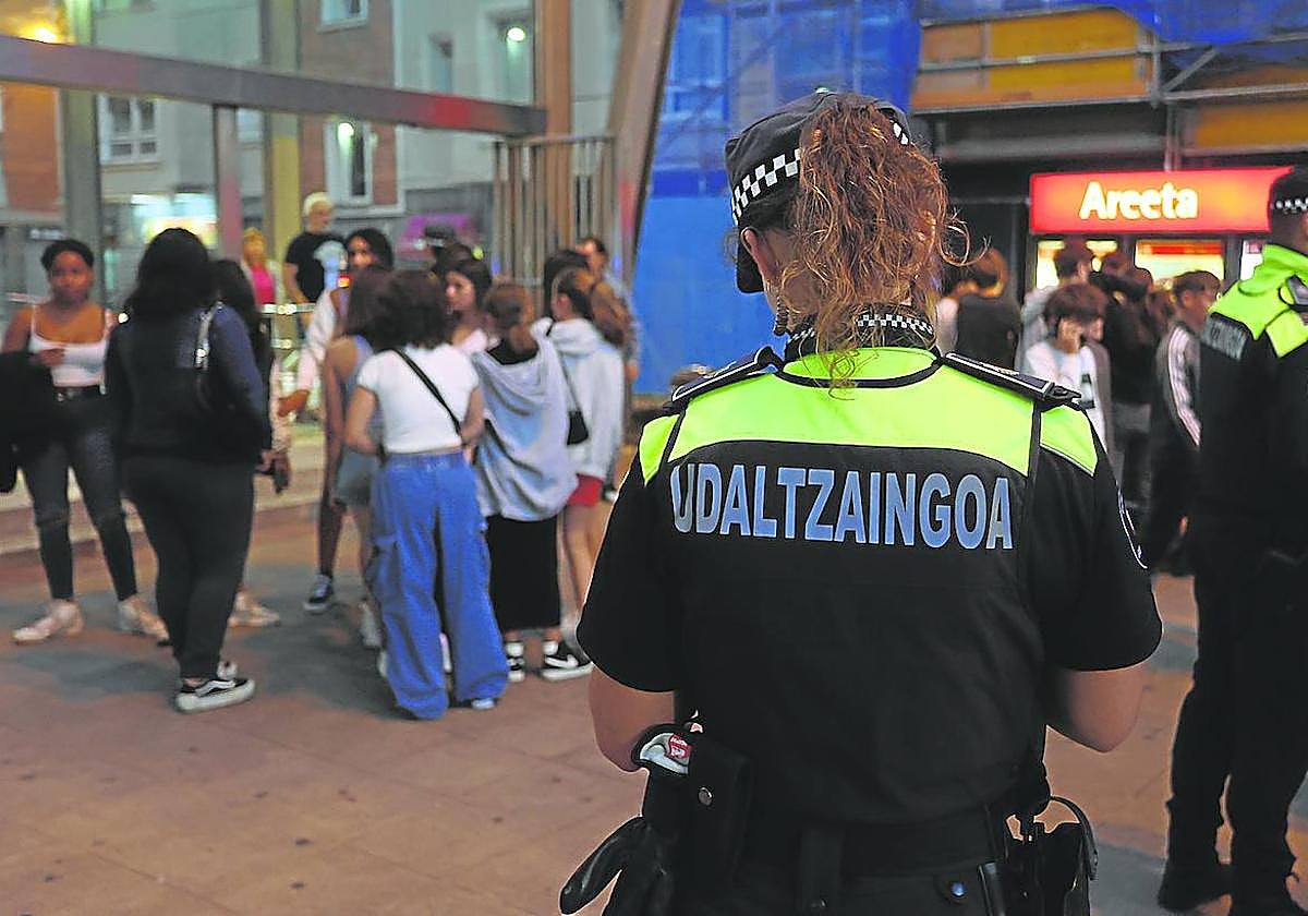 Numerosos agentes se situaron en las inmediaciones de la estación de metro para requisar las bebidas alcohólicas a los menores.
