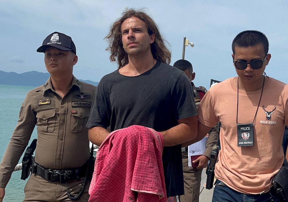 Daniel Sancho, entre dos policías tailandeses.