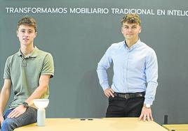 Jokin Zubiaurre y Artur Vozhdaienko posan junto al escritorio elevable que han presentado en Hábitat.