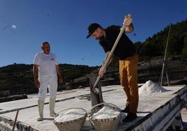 El maestro salinero Edorta Loma enseña a recoger la sal al cocinero de Campezo Edorta Lamo.